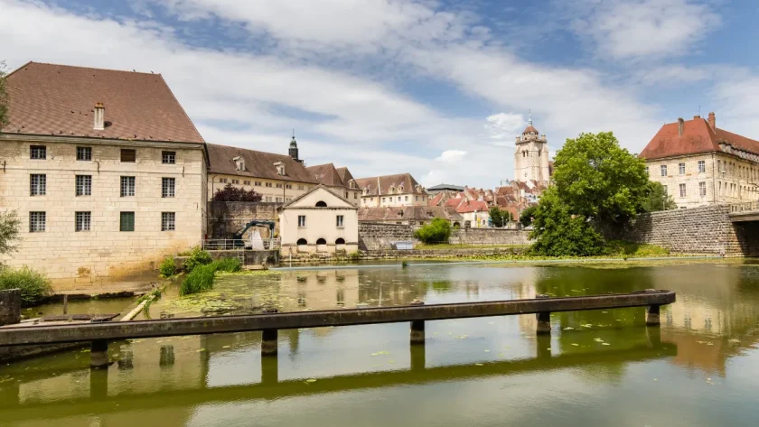 surnommee-la-petite-venise-jurassienne-cette-ville-medievale-est-une-veritable-perle-rare-a-decouvrir-sans-plus-attendre