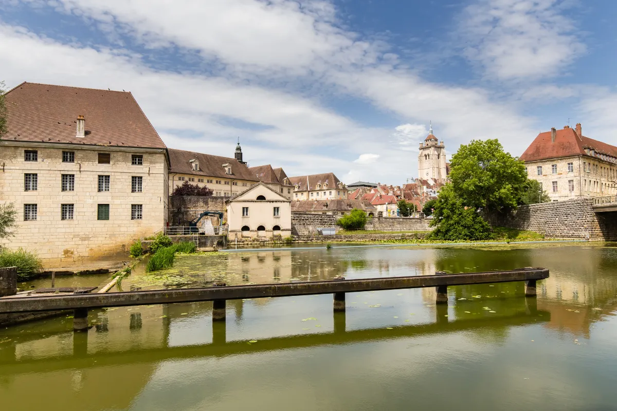 Surnommée « La petite Venise jurassienne », cette ville médiévale est une véritable perle rare à découvrir sans plus attendre