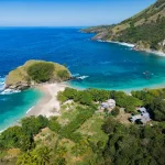 surnommee-le-petit-bali-cette-ile-de-larchipel-indonesien-est-un-veritable-joyau-naturel-a-decouvrir