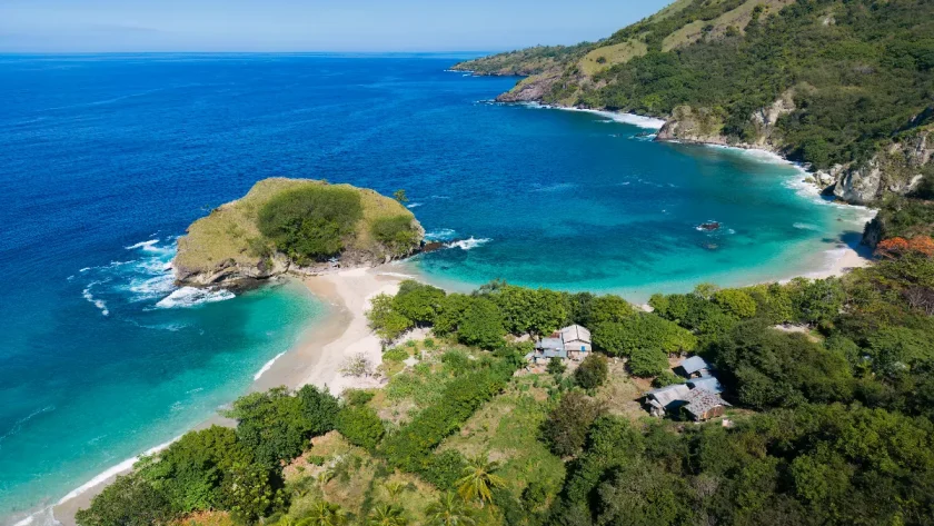 surnommee-le-petit-bali-cette-ile-de-larchipel-indonesien-est-un-veritable-joyau-naturel-a-decouvrir