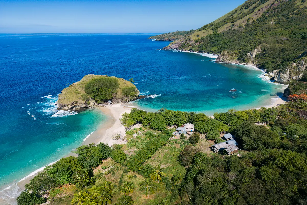 Surnommée le « petit Bali », cette île de l&rsquo;archipel indonésien est un véritable joyau naturel à découvrir