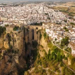 suspendue-entre-ciel-et-terre-cette-ville-espagnole-offre-des-paysages-incroyables-a-couper-le-souffle
