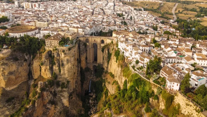 suspendue-entre-ciel-et-terre-cette-ville-espagnole-offre-des-paysages-incroyables-a-couper-le-souffle