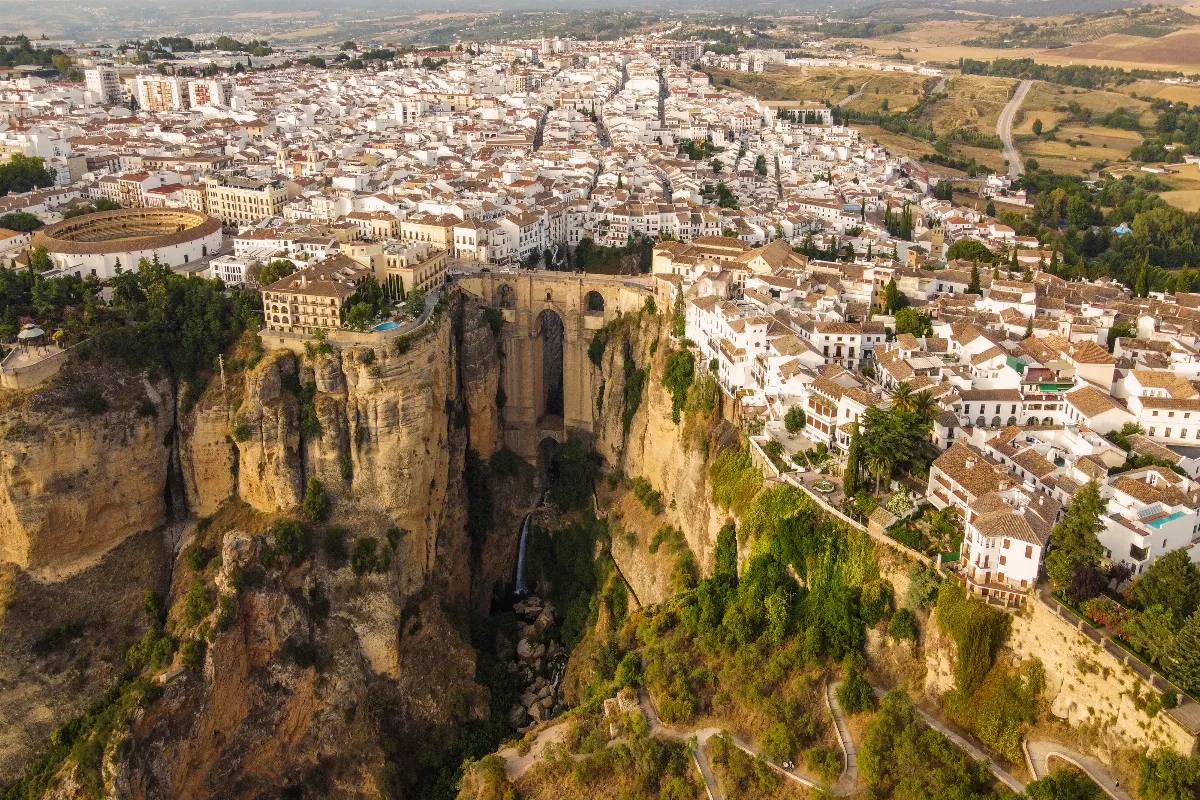 Suspendue entre ciel et terre, cette ville espagnole offre des paysages incroyables à couper le souffle !