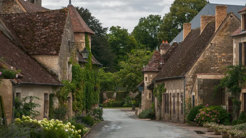 veritable-joyau-neo-medieval-ce-petit-village-de-val-de-loire-vous-promet-un-voyage-dans-le-temps