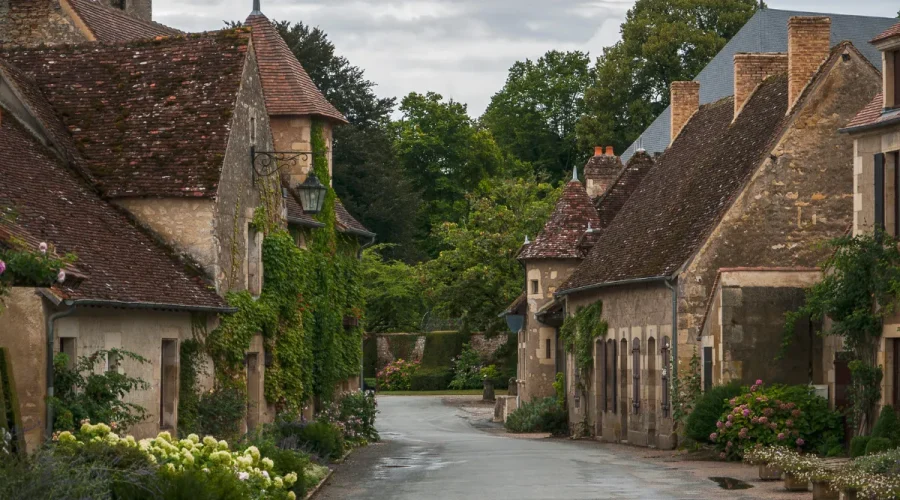 veritable-joyau-neo-medieval-ce-petit-village-de-val-de-loire-vous-promet-un-voyage-dans-le-temps