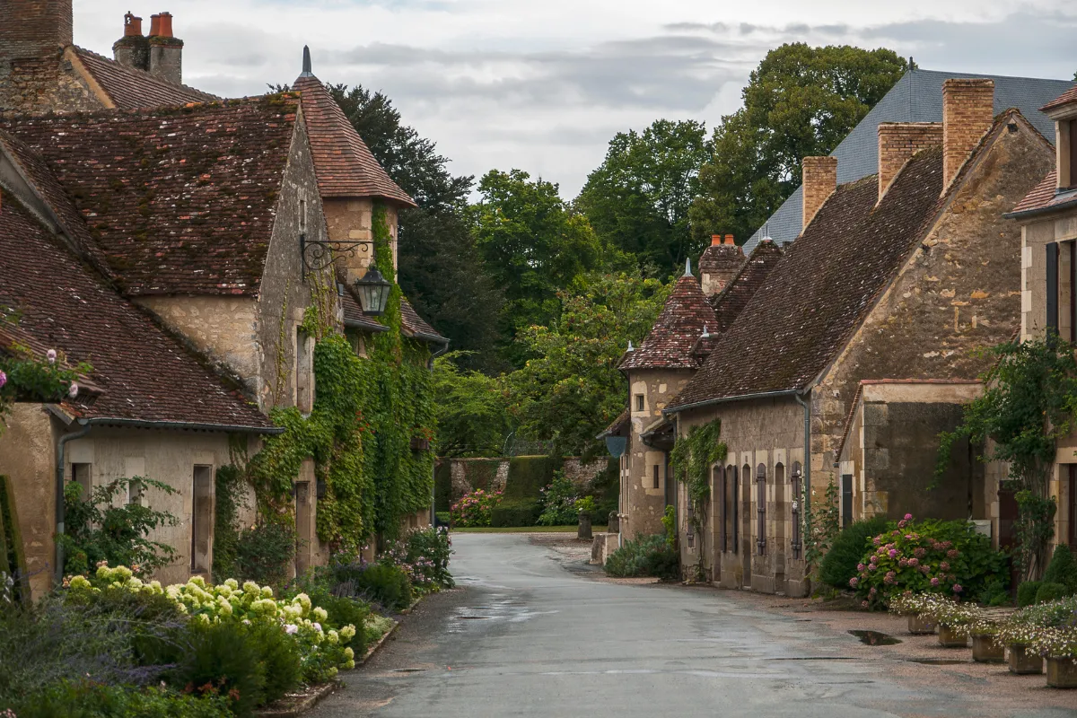 Véritable joyau néo-médiéval, ce petit village de Val de Loire vous promet un voyage dans le temps !