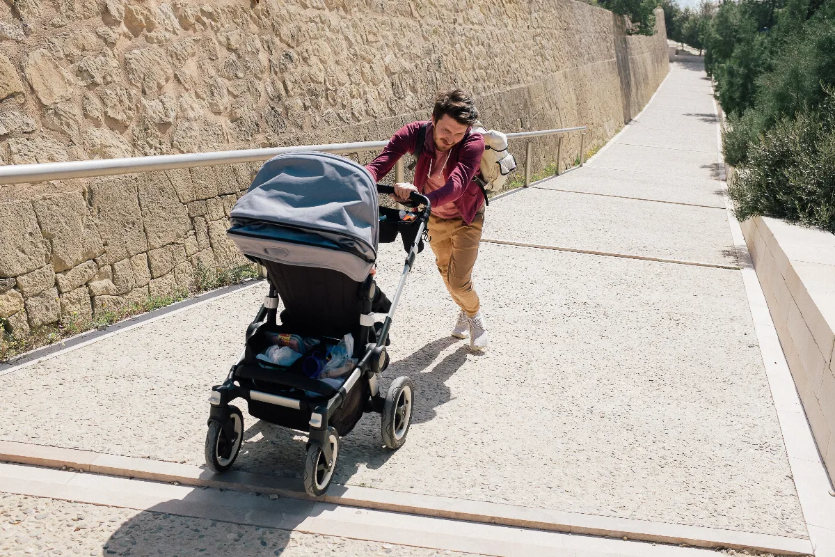 Voyager avec une poussette de bébé : voici comment réussir votre séjour dans les meilleures conditions qui soient !