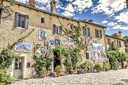 A 45 km de Rome, cet incroyable village médiéval italien perché sur un rocher est l'un des plus beaux du pays : Calcata