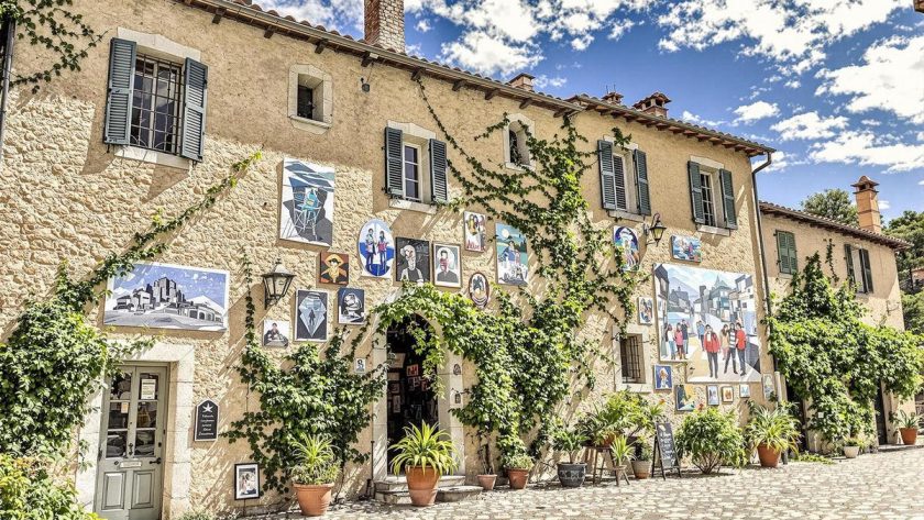 A 45 km de Rome, cet incroyable village médiéval italien perché sur un rocher est l'un des plus beaux du pays : Calcata