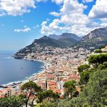 Ce charmant village des Alpes-Maritimes, surnommé le Petit Nice, promet une vue à couper le souffle : Menton