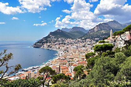 Ce charmant village des Alpes-Maritimes, surnommé le Petit Nice, promet une vue à couper le souffle : Menton