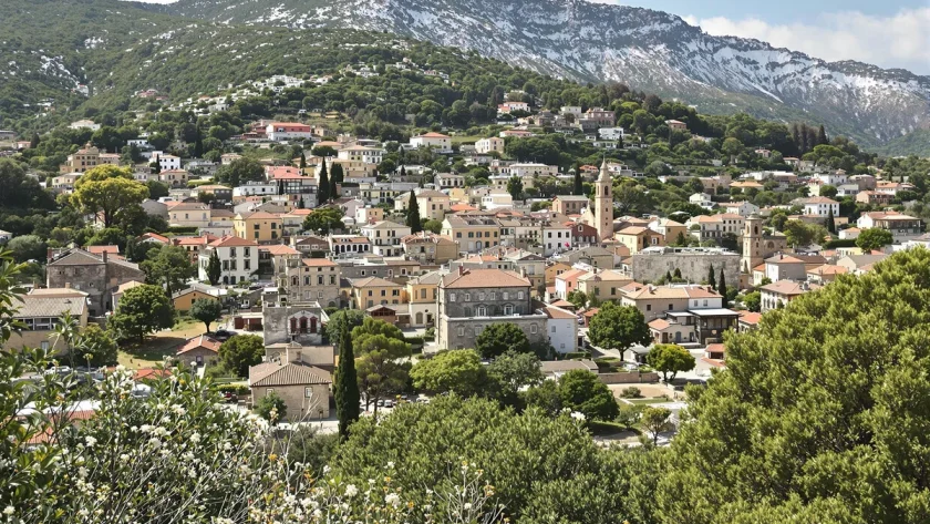 Ce-joyau-corse-perche-entre-mer-et-montagne-est-parfait-pour-profiter-du-soleil-hivernal-Pigna
