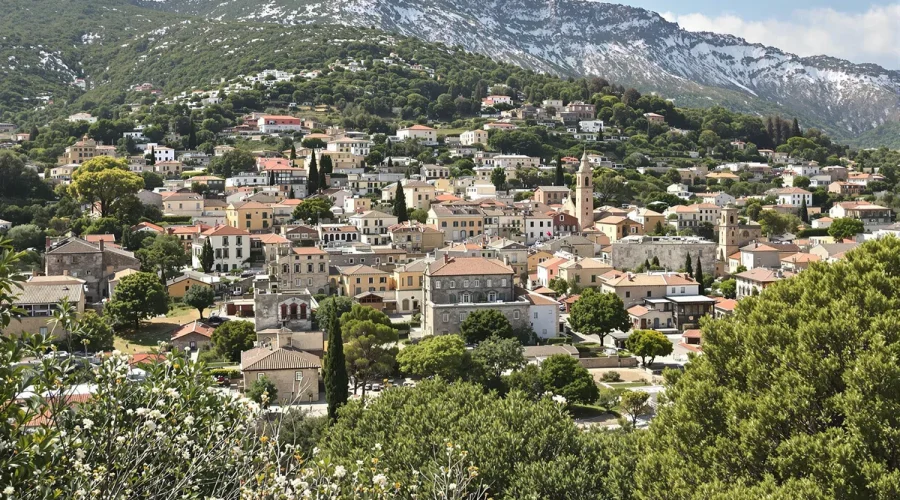 Ce-joyau-corse-perche-entre-mer-et-montagne-est-parfait-pour-profiter-du-soleil-hivernal-Pigna