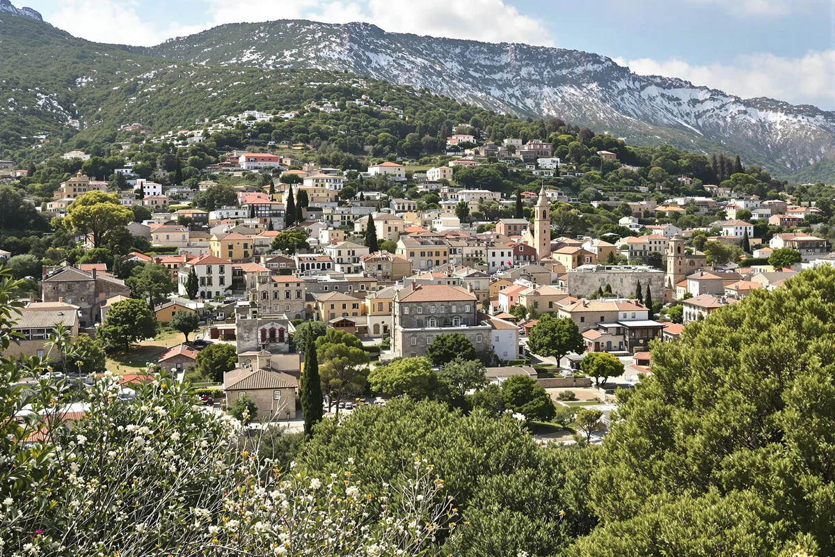 Un village corse enchanteur entre mer et montagne : explorez ce lieu en hiver pour un soleil éclatant