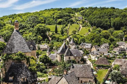 Ce joyau du Périgord Noir séduit les visiteurs avec ses ruelles pavées et ses jardins suspendus : Beynac-et-Cazenac