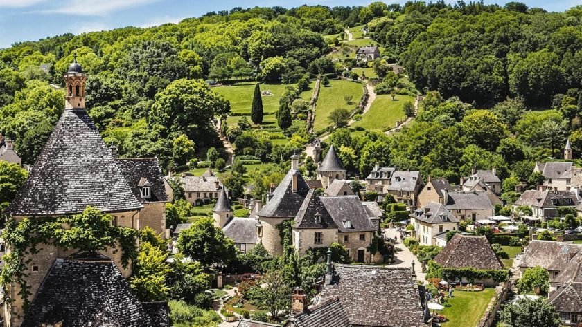 Ce joyau du Périgord Noir séduit les visiteurs avec ses ruelles pavées et ses jardins suspendus : Beynac-et-Cazenac