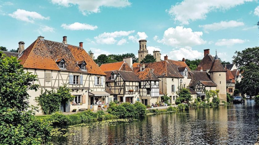 Ce village médiéval, classé parmi les plus beaux de France, est une pépite bourguignonne à découvrir d’urgence : Noyers-sur-Serein