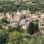 Ce village médiéval riche en histoire situé au pied du mont Ventoux est l’un des plus beaux de France : Venasque