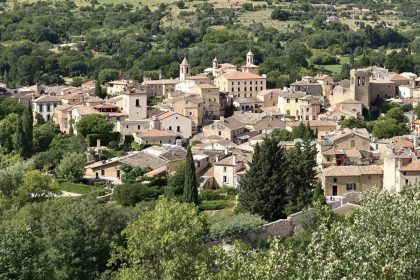 Ce village médiéval riche en histoire situé au pied du mont Ventoux est l’un des plus beaux de France : Venasque
