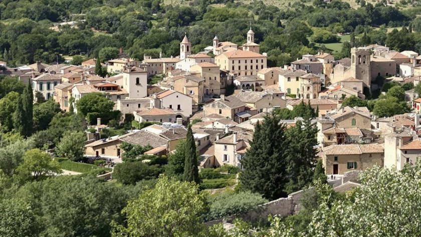 Ce village médiéval riche en histoire situé au pied du mont Ventoux est l’un des plus beaux de France : Venasque