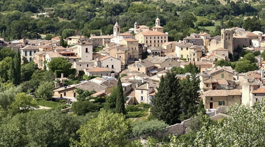 Ce village médiéval riche en histoire situé au pied du mont Ventoux est l’un des plus beaux de France : Venasque