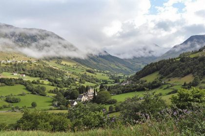 Dans le Cantal, ce village perché sur son volcan endormi est une destination incontournable pour les amoureux de paysages spectaculaires : Tournemire