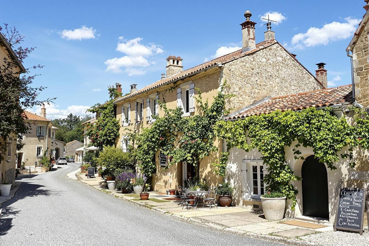 Échappée hors du temps dans le lubéron : laissez-vous charmer par ce petit village enchanteur