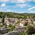 Dans le Vaucluse, ce village médiéval perché est une destination pleine de charme et de sérénité : Séguret