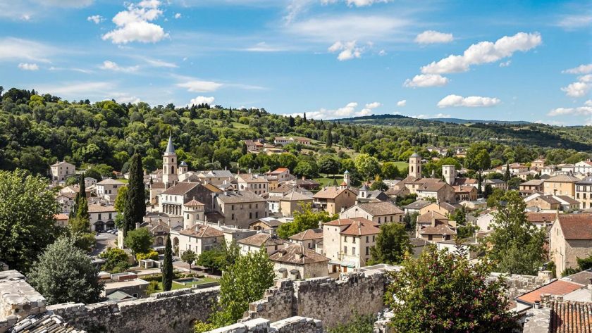 Dans le Vaucluse, ce village médiéval perché est une destination pleine de charme et de sérénité : Séguret