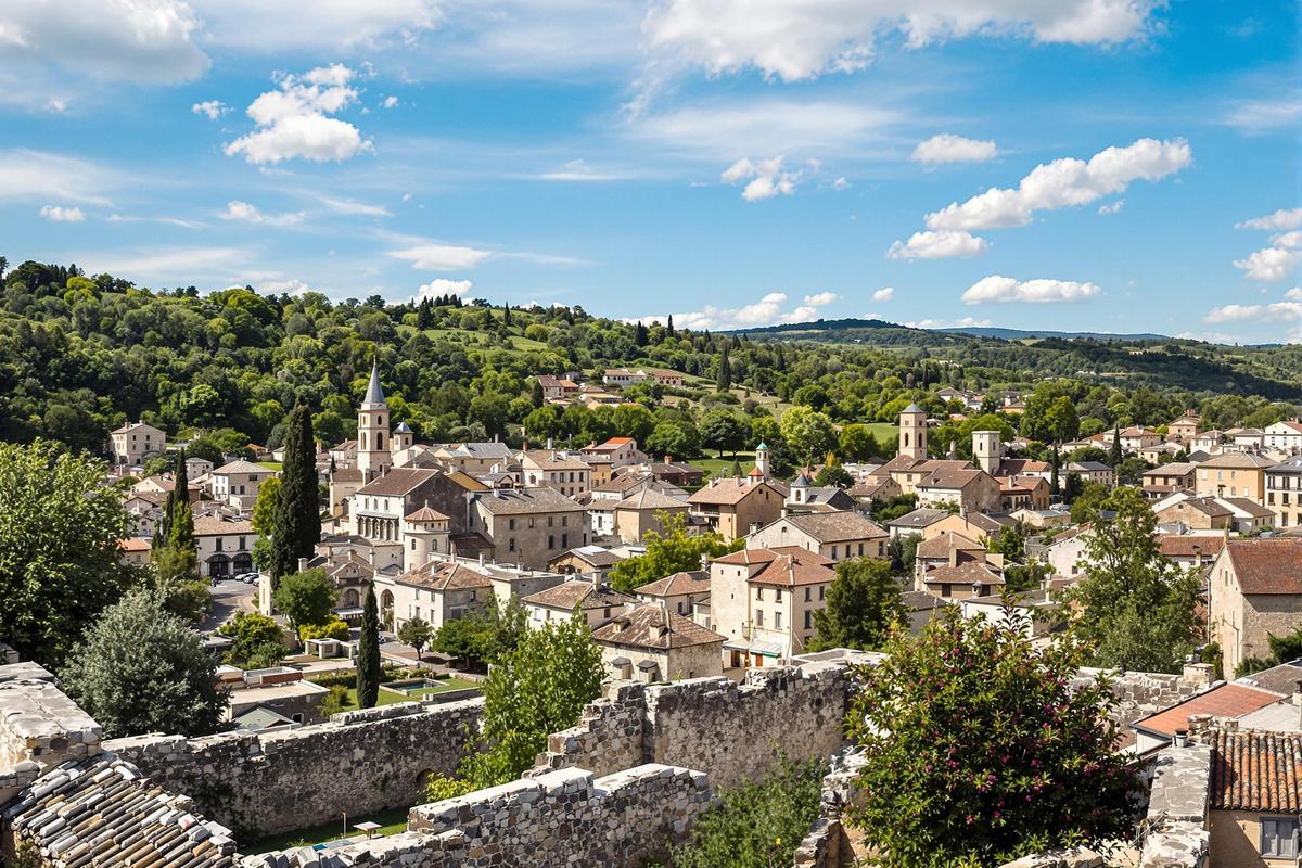 Au coeur du Vaucluse, découvrez le charme et la sérénité de ce village médiéval le temps d&rsquo;un séjour reposant
