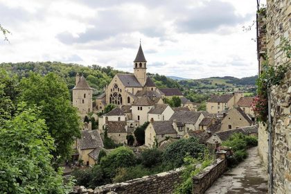 Étape incontournable vers Compostelle, ce plus beau village de France va vous émerveiller : Conques