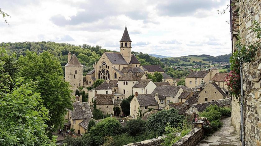 Étape incontournable vers Compostelle, ce plus beau village de France va vous émerveiller : Conques