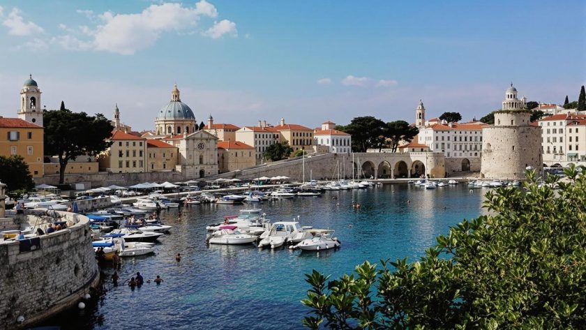On dirait Rome mais c'est bien moins cher... Et il y a la mer en plus ! : Pula
