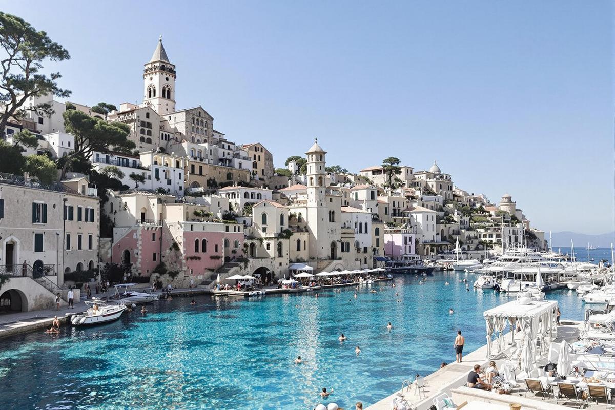Profitez d&rsquo;une évasion romantique entre mer et collines avec ce petit village enchanteur du sud de la France