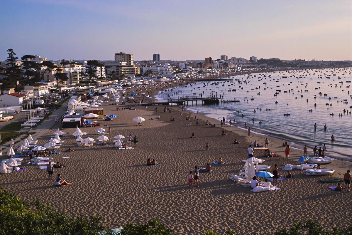 Quelle est cette station balnéaire espagnole où la fête et la plage se rencontrent ? Voici le lieu parfait pour vos prochaines vacances !