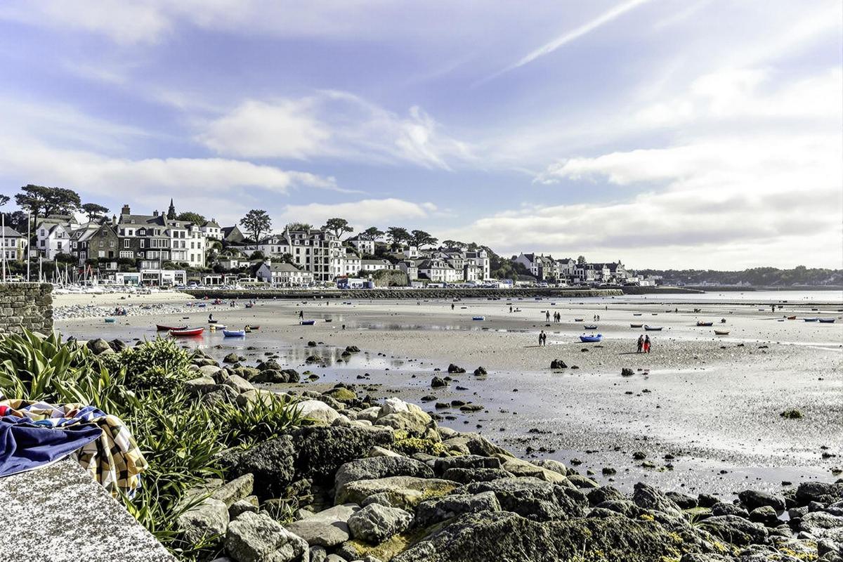 Découvrez pourquoi ce joyau caché du Finistère séduit tant les retraités en quête de tranquillité !