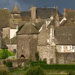 a-951-metres-daltitude-dans-le-cantal-ce-village-medieval-a-conserve-toute-son-authenticite-decouvrez-ce-lieu-insolite-en-france