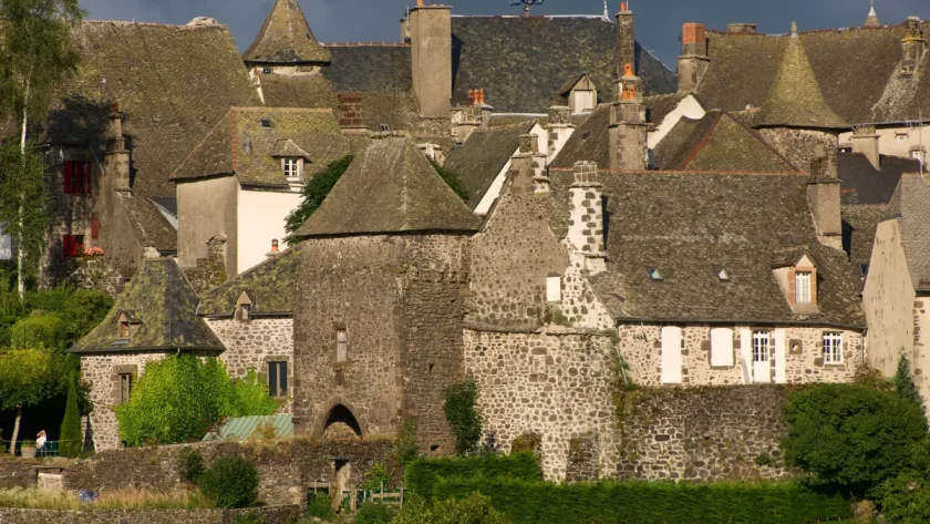 a-951-metres-daltitude-dans-le-cantal-ce-village-medieval-a-conserve-toute-son-authenticite-decouvrez-ce-lieu-insolite-en-france