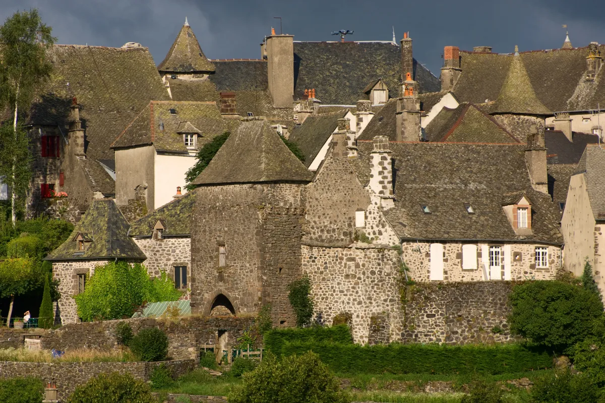 A 951 mètres d&rsquo;altitude dans le Cantal, ce village médiéval a conservé toute son authenticité : découvrez ce lieu insolite en France