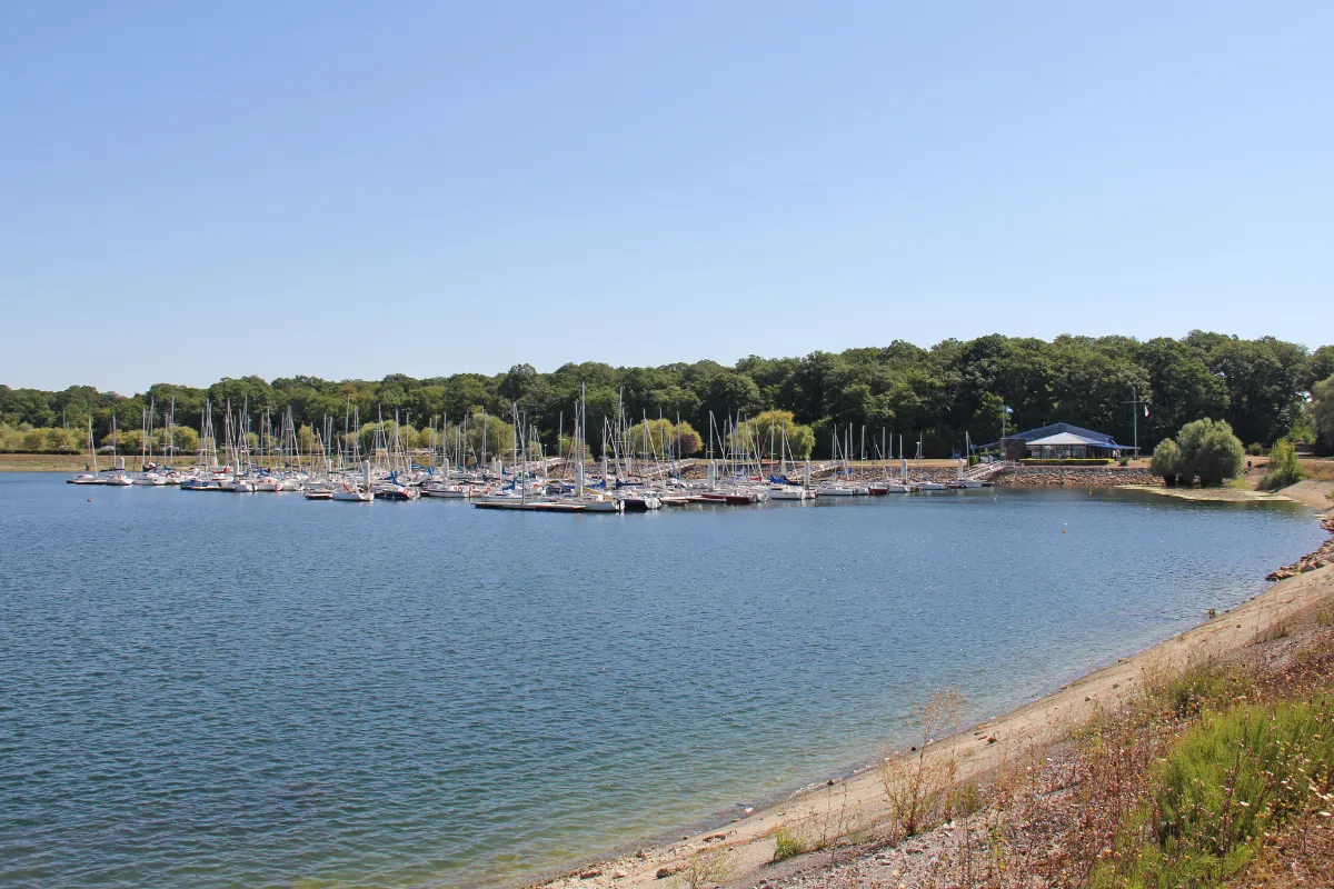 À seulement 2h30 de Paris, voici le plus grand lac artificiel d’Europe : découvrez ce lieu unique !