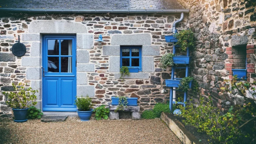 a-quelques-kilometres-de-rennes-ce-petit-village-de-pecheurs-breton-est-le-lieu-parfait-pour-un-sejour-romantique