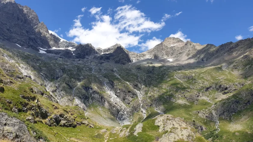 appele-les-dolomites-francaises-ce-parc-national-est-pourtant-encore-meconnu-decouvrez-ce-lieu-naturel-incroyable-en-france