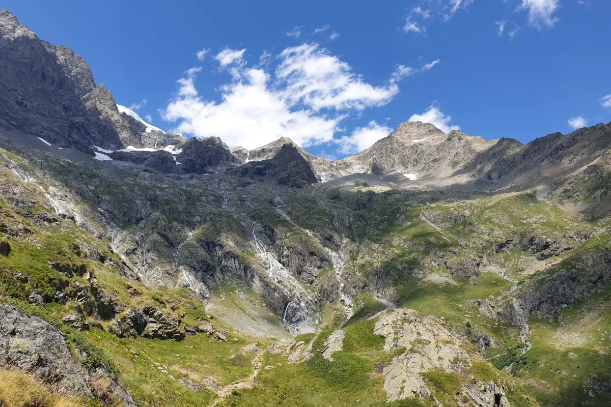 Appelé les « Dolomites Françaises », ce parc national est pourtant encore méconnu : découvrez ce lieu naturel incroyable en France