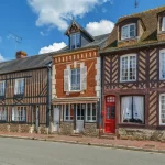 au-coeur-de-la-normandie-cette-petite-perle-medievale-figure-parmi-les-plus-beaux-villages-de-france-voici-ou-decouvrir-ce-joyau