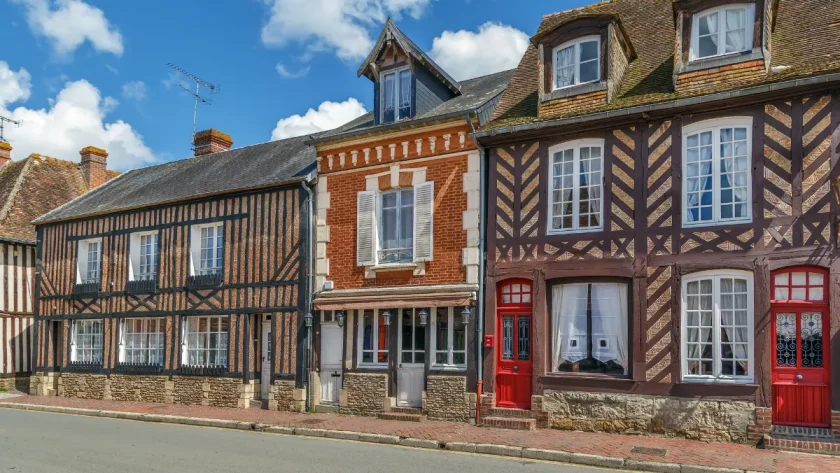 au-coeur-de-la-normandie-cette-petite-perle-medievale-figure-parmi-les-plus-beaux-villages-de-france-voici-ou-decouvrir-ce-joyau