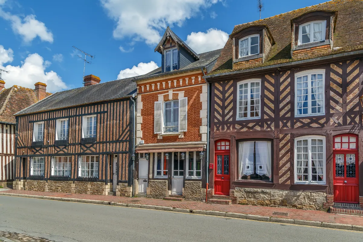 Au coeur de la Normandie, cette petite perle médiévale figure parmi les plus beaux villages de France : voici où découvrir ce joyau