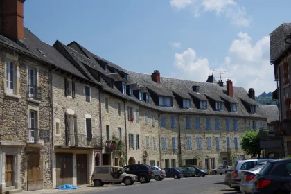 au-coeur-de-la-vallee-du-lot-cette-petite-cite-medievale-fait-partie-des-plus-beaux-villages-de-france-decouvrez-ce-lieu-unique