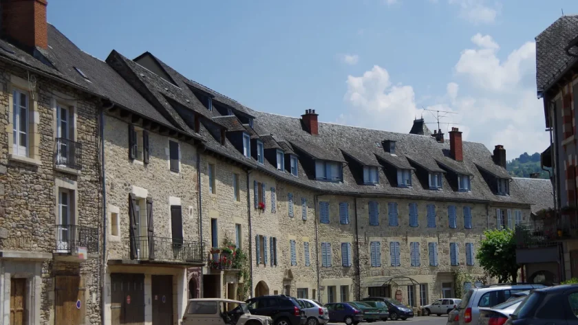 au-coeur-de-la-vallee-du-lot-cette-petite-cite-medievale-fait-partie-des-plus-beaux-villages-de-france-decouvrez-ce-lieu-unique