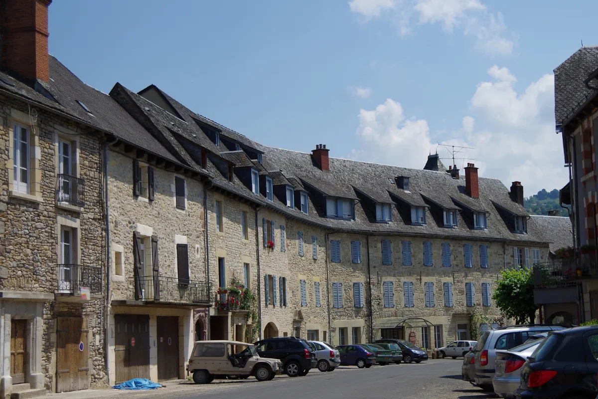 Au coeur de la vallée du Lot, cette petite cité médiévale fait partie des plus beaux villages de France : découvrez ce lieu unique